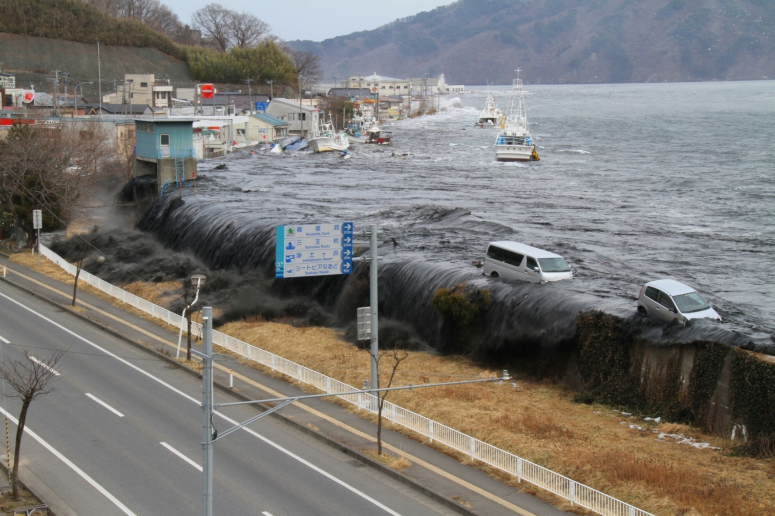 Морские землетрясения. ЦУНАМИ В Японии в 2011. Лос Анджелес ЦУНАМИ. Наводнение в Японии 2011. Моретрясение ЦУНАМИ.